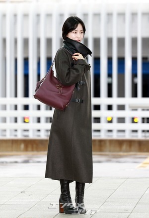 【フォト】パン・ヒョリン、コート＆ブーツで秋の装い…洗練されたビジュアル