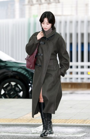 【フォト】パン・ヒョリン、コート＆ブーツで秋の装い…洗練されたビジュアル