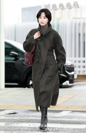 【フォト】パン・ヒョリン、コート＆ブーツで秋の装い…洗練されたビジュアル