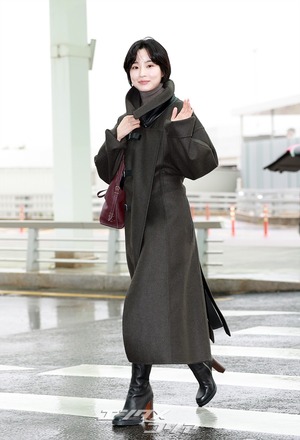 【フォト】パン・ヒョリン、コート＆ブーツで秋の装い…洗練されたビジュアル