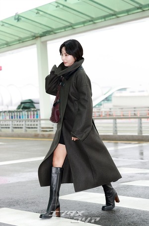 【フォト】パン・ヒョリン、コート＆ブーツで秋の装い…洗練されたビジュアル