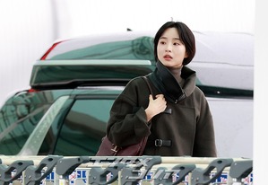 【フォト】パン・ヒョリン、コート＆ブーツで秋の装い…洗練されたビジュアル