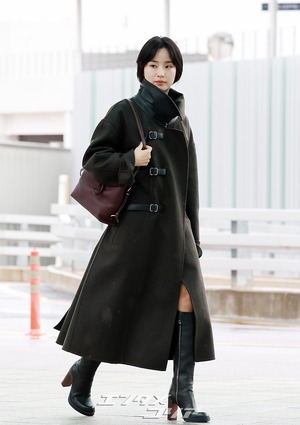【フォト】パン・ヒョリン、コート＆ブーツで秋の装い…洗練されたビジュアル
