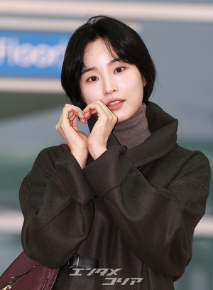 【フォト】パン・ヒョリン、コート＆ブーツで秋の装い…洗練されたビジュアル