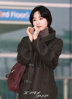 【フォト】パン・ヒョリン、コート＆ブーツで秋の装い…洗練されたビジュアル