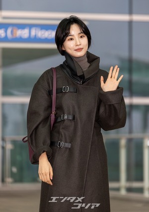 【フォト】パン・ヒョリン、コート＆ブーツで秋の装い…洗練されたビジュアル