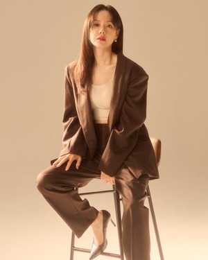 【フォト】ソン・イェジン、インタビュー写真で見事な腹筋アピール