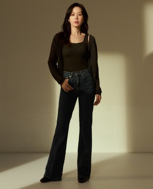 【フォト】ソン・イェジン、インタビュー写真で見事な腹筋アピール