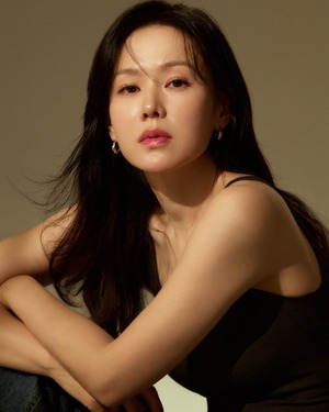 【フォト】ソン・イェジン、インタビュー写真で見事な腹筋アピール