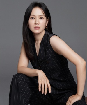 【フォト】ソン・イェジン、インタビュー写真で見事な腹筋アピール