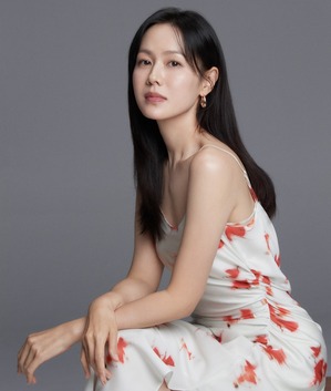 【フォト】ソン・イェジン、インタビュー写真で見事な腹筋アピール