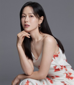 【フォト】ソン・イェジン、インタビュー写真で見事な腹筋アピール