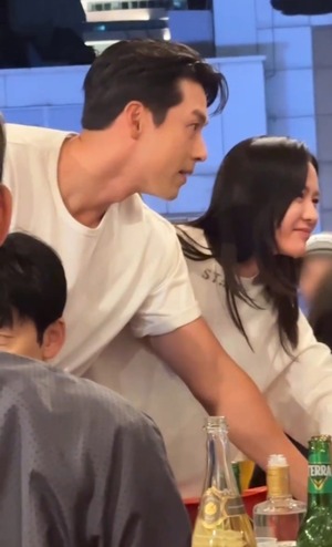 【フォト】ヒョンビン＆ソン・イェジン、シミラー・ルックで『仕方ない』打ち上げに出席