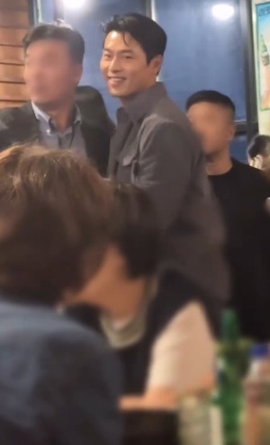 【フォト】ヒョンビン＆ソン・イェジン、シミラー・ルックで『仕方ない』打ち上げに出席