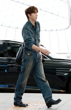 【フォト】ALLDAY PROJECTウチャン、デニム・オン・デニム・コーデがさわやか