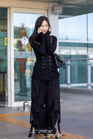 【フォト】ムン・ガヨン、黒の装い＆ファーシューズでオランダへ