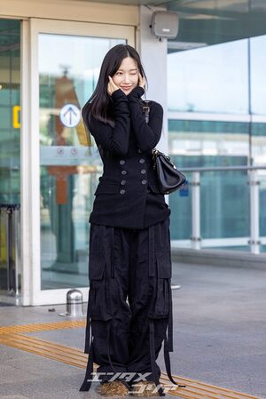 【フォト】ムン・ガヨン、黒の装い＆ファーシューズでオランダへ