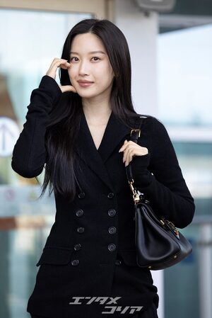 【フォト】ムン・ガヨン、黒の装い＆ファーシューズでオランダへ