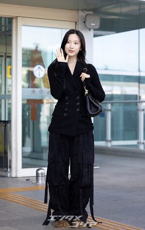 【フォト】ムン・ガヨン、黒の装い＆ファーシューズでオランダへ