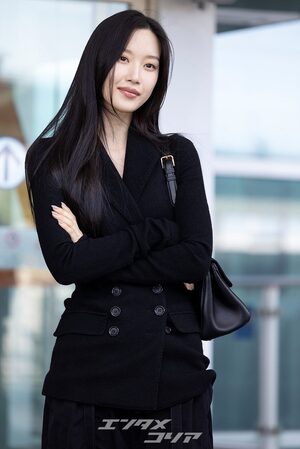 【フォト】ムン・ガヨン、黒の装い＆ファーシューズでオランダへ