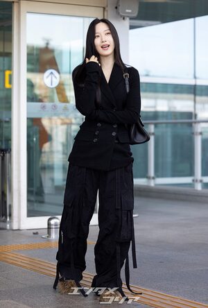 【フォト】ムン・ガヨン、黒の装い＆ファーシューズでオランダへ