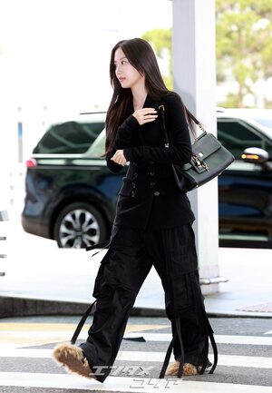 【フォト】ムン・ガヨン、黒の装い＆ファーシューズでオランダへ