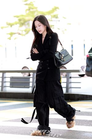 【フォト】ムン・ガヨン、黒の装い＆ファーシューズでオランダへ