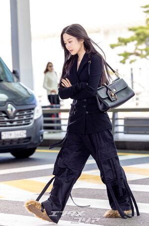 【フォト】ムン・ガヨン、黒の装い＆ファーシューズでオランダへ