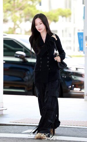 【フォト】ムン・ガヨン、黒の装い＆ファーシューズでオランダへ