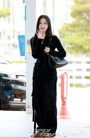 【フォト】ムン・ガヨン、黒の装い＆ファーシューズでオランダへ