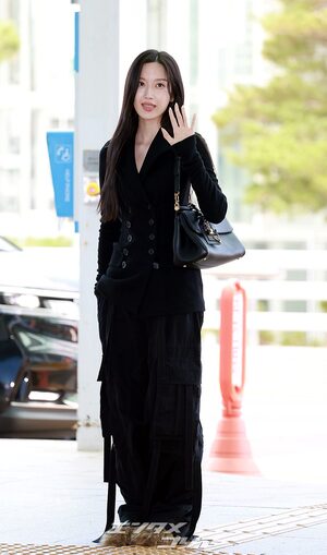 【フォト】ムン・ガヨン、黒の装い＆ファーシューズでオランダへ