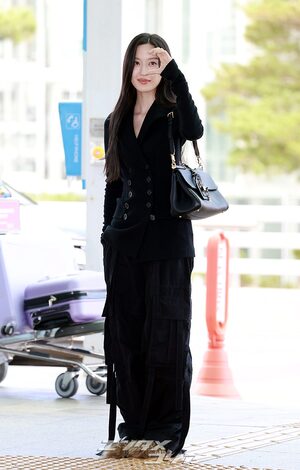 【フォト】ムン・ガヨン、黒の装い＆ファーシューズでオランダへ