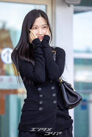 【フォト】ムン・ガヨン、黒の装い＆ファーシューズでオランダへ