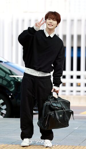 【フォト】NCTドヨン、腰パン姿でオランダへ