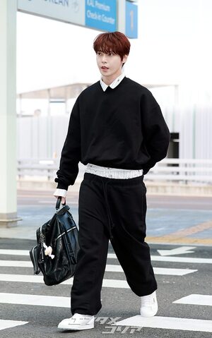 【フォト】NCTドヨン、腰パン姿でオランダへ