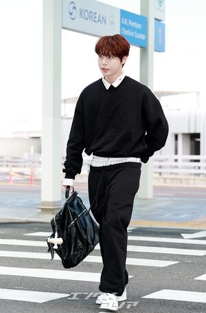 【フォト】NCTドヨン、腰パン姿でオランダへ