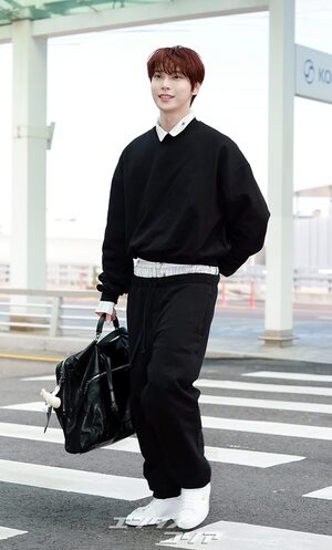 【フォト】NCTドヨン、腰パン姿でオランダへ