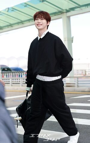 【フォト】NCTドヨン、腰パン姿でオランダへ