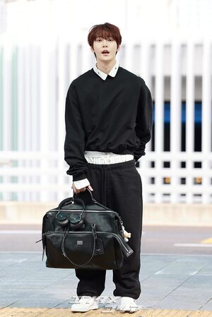 【フォト】NCTドヨン、腰パン姿でオランダへ