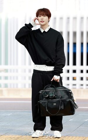 【フォト】NCTドヨン、腰パン姿でオランダへ