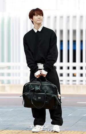 【フォト】NCTドヨン、腰パン姿でオランダへ