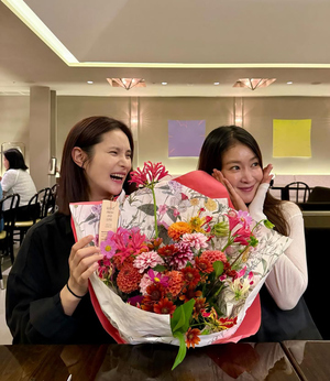 イ・シヨン&GUMMY、40代で第二子を妊娠した二人が対面…大きなお腹を披露