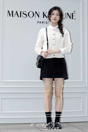 【フォト】人形ビジュアルのシン・ウンス、ラブリーな超ミニスカ姿