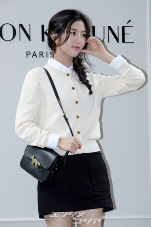 【フォト】人形ビジュアルのシン・ウンス、ラブリーな超ミニスカ姿