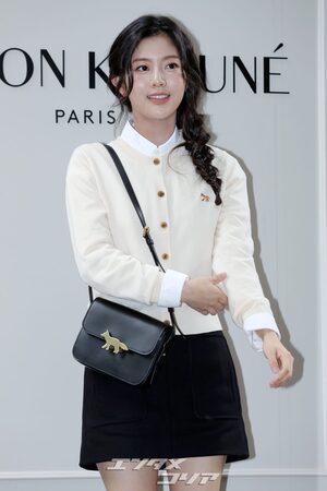 【フォト】人形ビジュアルのシン・ウンス、ラブリーな超ミニスカ姿