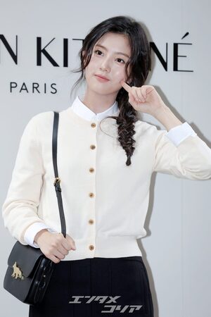 【フォト】人形ビジュアルのシン・ウンス、ラブリーな超ミニスカ姿