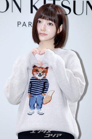 【フォト】KiiiKiiiハウム＆ジユ、一緒にハートのポーズ