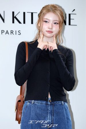 【フォト】KiiiKiiiハウム＆ジユ、一緒にハートのポーズ