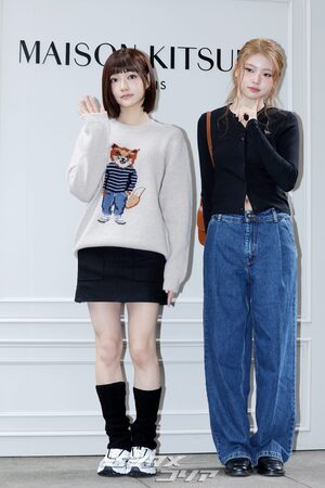 【フォト】KiiiKiiiハウム＆ジユ、一緒にハートのポーズ