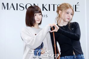 【フォト】KiiiKiiiハウム＆ジユ、一緒にハートのポーズ